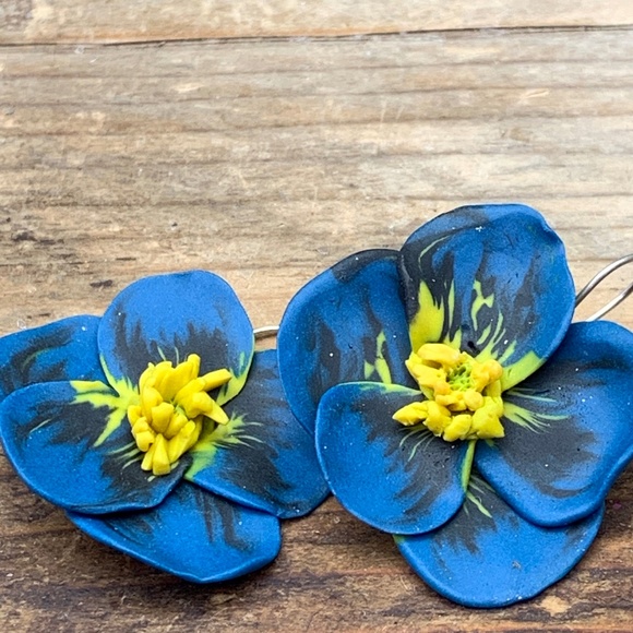 Matana Handmade Flower earrings in Blue and Yellow - Picture 6 of 8
